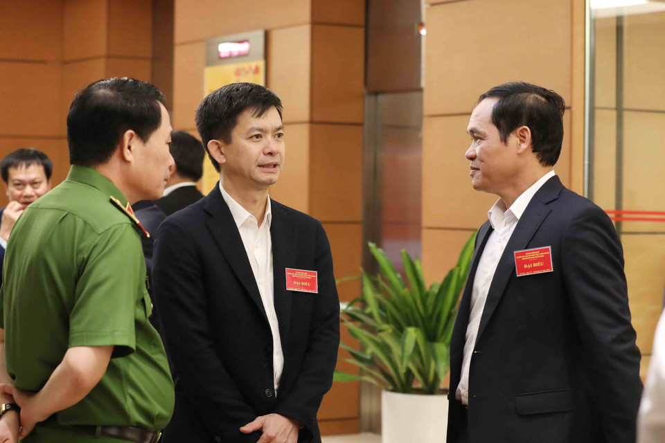 Các đại biểu dự hội nghị tại điểm cầu chính ở Phòng họp Diên Hồng, Nhà Quốc hội (Hà Nội) trao đổi, thảo luận trong giờ nghỉ giải lao. (Ảnh: Phương Hoa/TTXVN)