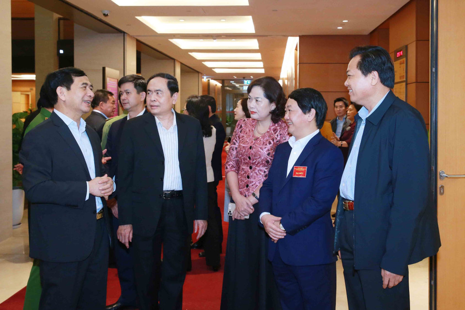 Các đại biểu dự hội nghị tại điểm cầu chính ở Phòng họp Diên Hồng, Nhà Quốc hội (Hà Nội) trao đổi, thảo luận trong giờ nghỉ giải lao. (Ảnh: Phương Hoa/TTXVN)