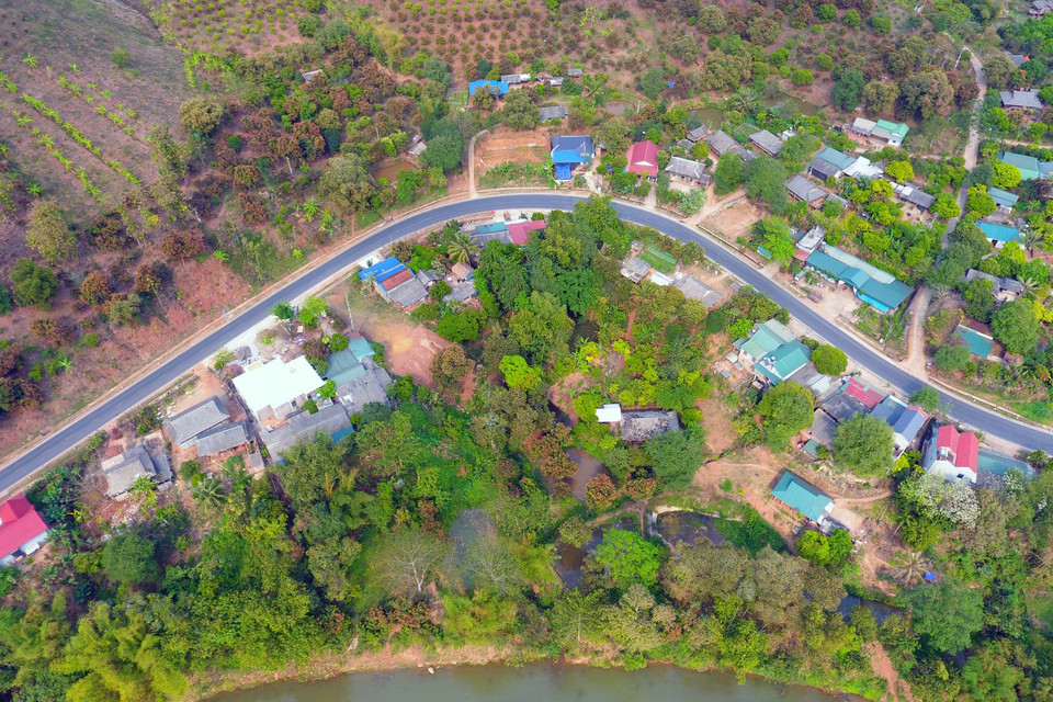 Khúc cua tay áo tại vị trí tiềm ẩn tai nạn giao thông thuộc Km220 trên Quốc lộ 6, huyện Yên Châu, tỉnh Sơn La. (Ảnh: Hữu Quyết/TTXVN)