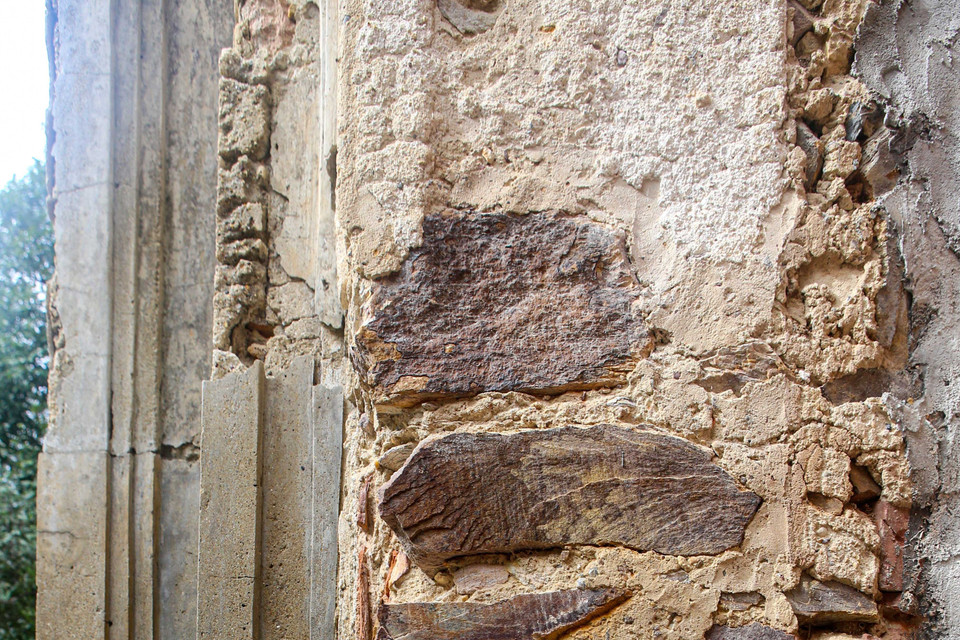 Những tác động của thời gian đã làm lộ ra những tảng đá được xếp chồng lên nhau và được kết dính bởi vôi, nhớt cây bời lời, dây tơ hồng để dùng xây dựng nhà thờ. (Ảnh: Trần Lê Lâm/TTXVN)