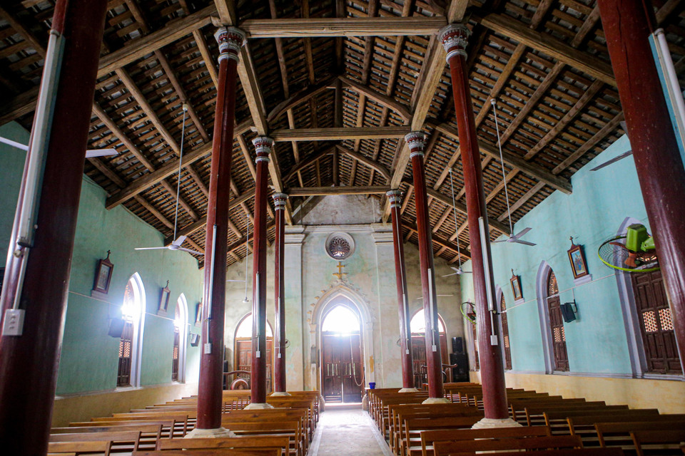 Kiến trúc cột gỗ bên trong nhà thờ cổ Tùng Sơn. (Ảnh:Trần Lê Lâm/TTXVN) 