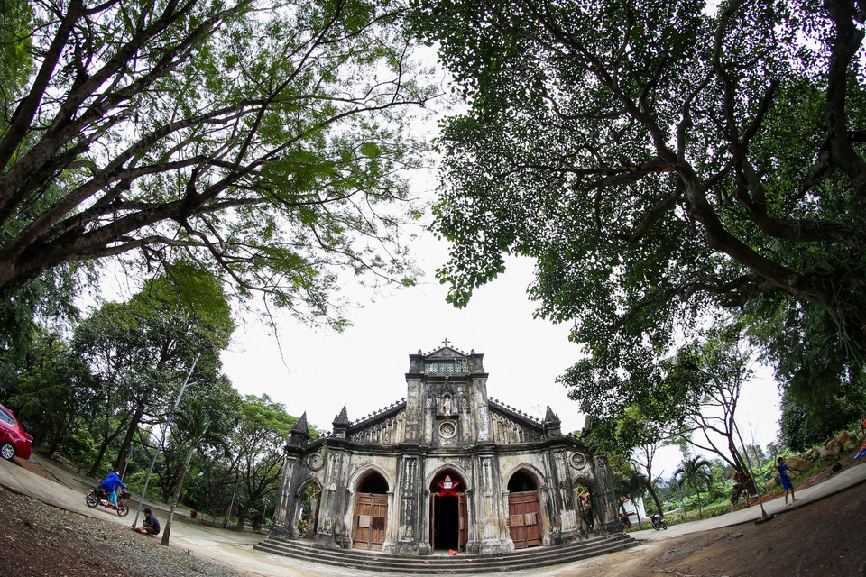 Nhà thờ cổ Tùng Sơn tọa lạc trong một khuôn viên xanh mát. (Ảnh:Trần Lê Lâm/TTXVN) 