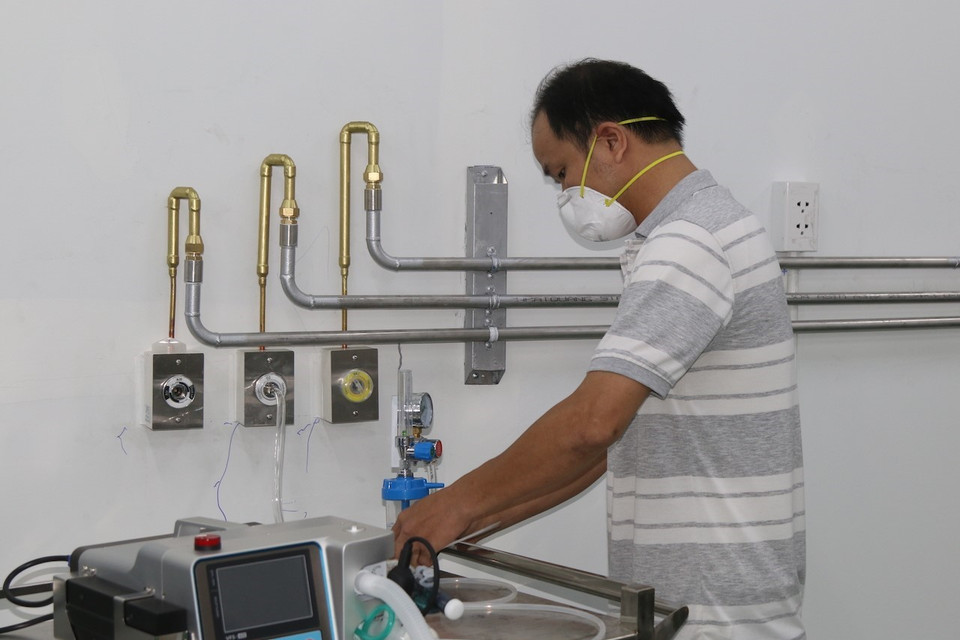 Nhân viên kỹ thuật kiểm tra thiết bị máy móc y tế tại Trung tâm hồi sức tích cực Bệnh viện dã chiến số 14. (Ảnh: Xuân Tình/TTXVN)