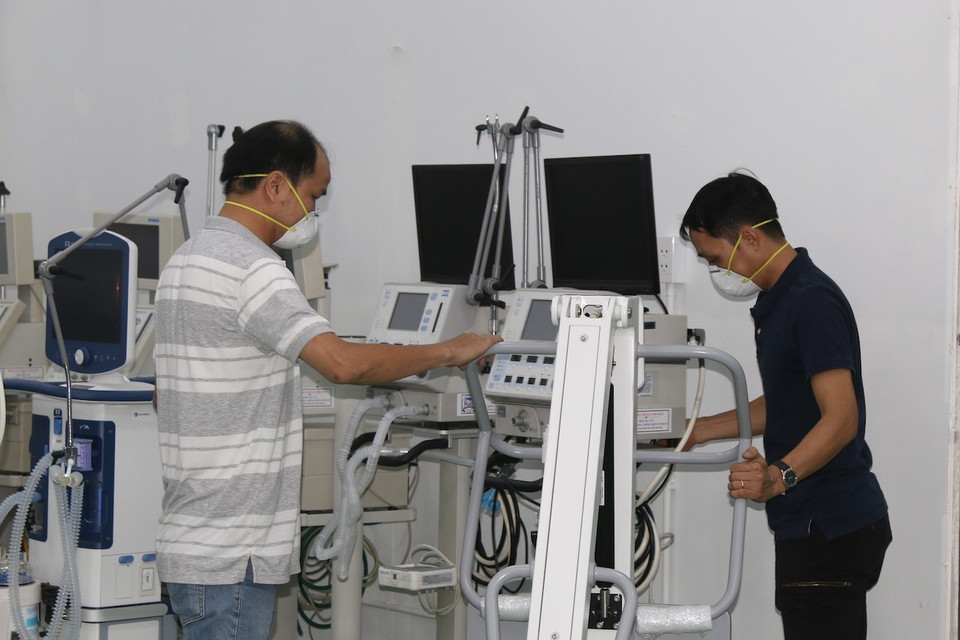 Kiểm tra thiết bị máy móc y tế tại Trung tâm hồi sức tích cực Bệnh viện dã chiến số 14. (Ảnh: Xuân Tình/TTXVN)