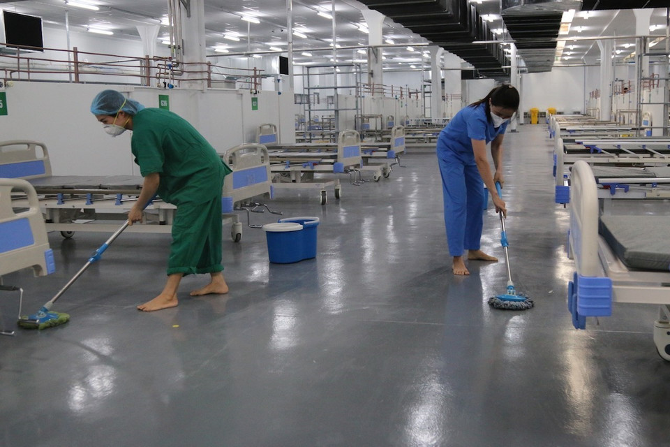 Vệ sinh Phòng điều trị bệnh nhân tại Trung tâm hồi sức tích cực, Bệnh viện dã chiến số 14. (Ảnh: Xuân Tình/TTXVN)