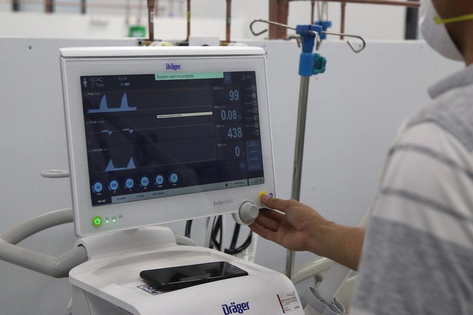 Kiểm tra thiết bị máy móc y tế tại Trung tâm hồi sức tích cực Bệnh viện dã chiến số 14. (Ảnh: Xuân Tình/TTXVN)