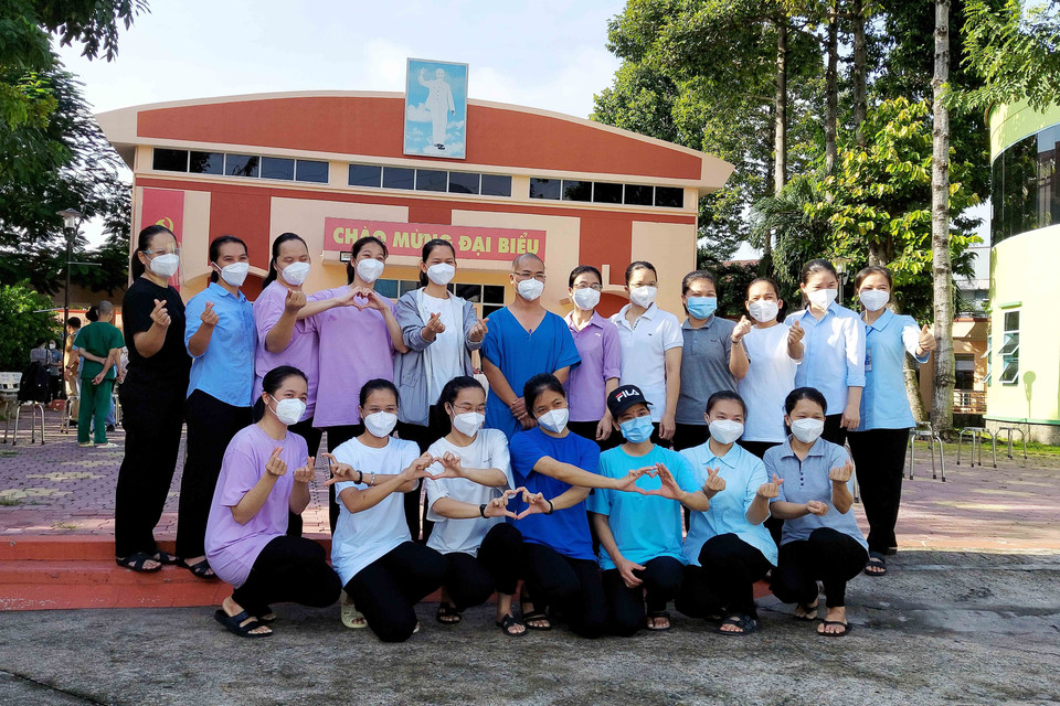 Các tình nguyện viên tôn giáo trở về sau 1 tháng cùng tham gia hỗ trợ tuyến đầu chống dịch tại các bệnh viện dã chiến thu dung, điều trị COVID-19. (Ảnh: Xuân Khu/TTXVN)