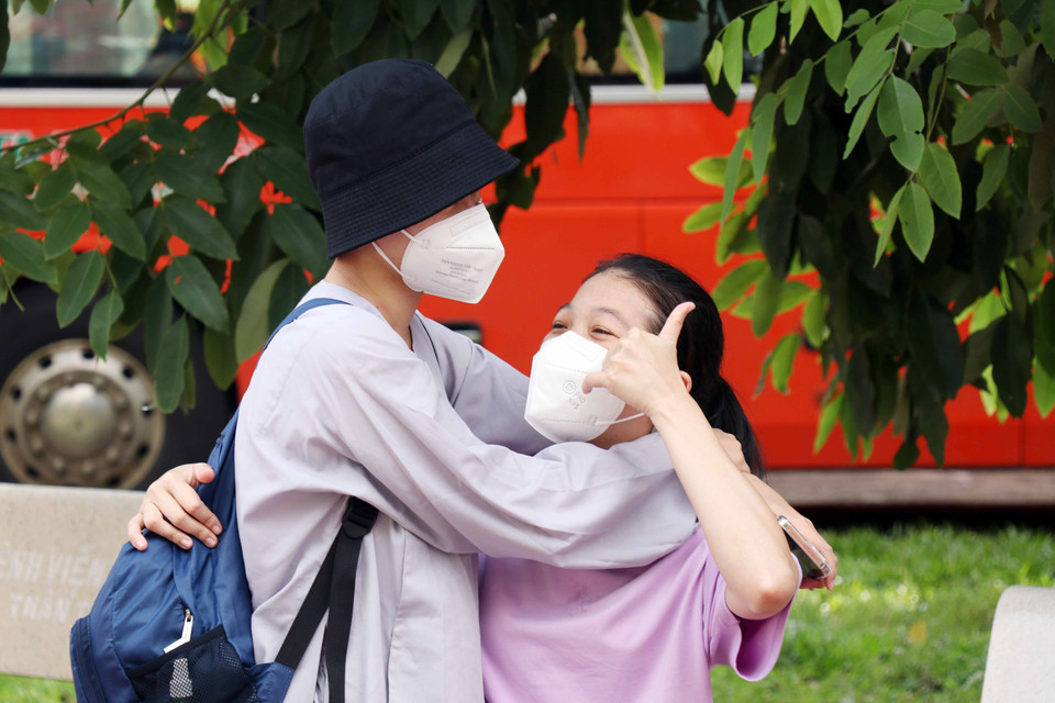 Các tình nguyện viên xúc động chia tay nhau sau 1 tháng cùng tham gia hỗ trợ tuyến đầu chống dịch tại các bệnh viện dã chiến thu dung, điều trị COVID-19. (Ảnh: Xuân Khu/TTXVN)