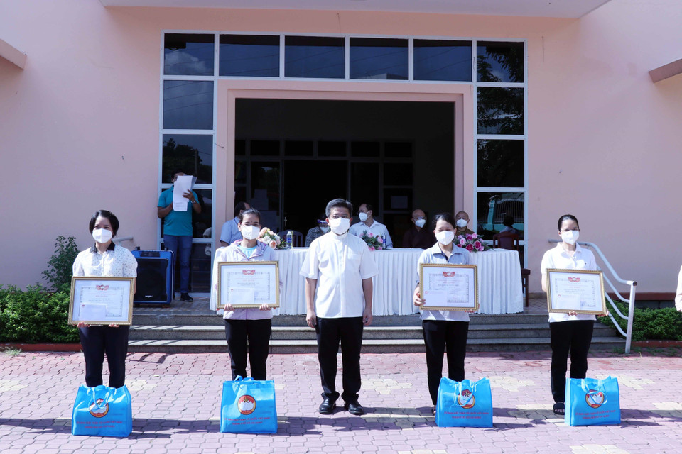 Linh mục Giuse Đào Nguyên Vũ, Chánh văn Phòng Hội đồng Giám mục Việt Nam trao giấy biểu dương tri ân các tình nguyện viên tôn giáo đã hoàn thành nhiệm vụ. (Ảnh: Xuân Khu/TTXVN)
