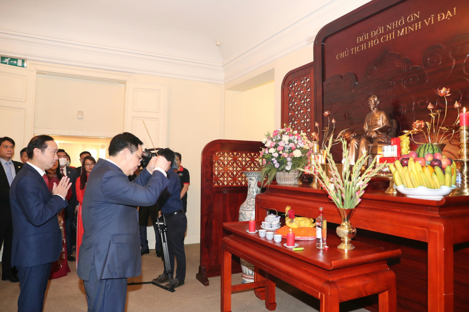 Hình ảnh Chủ tịch Quốc hội Vương Đình Huệ dâng hương tưởng niệm Chủ tịch Hồ Chí Minh. (Ảnh: Doãn Tấn/TTXVN)