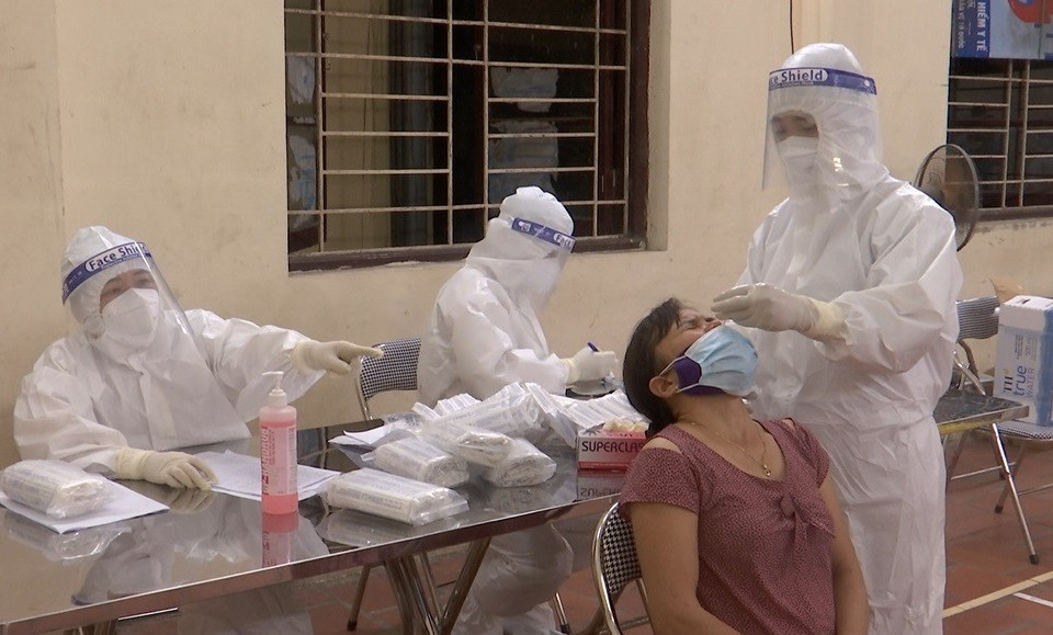 Lấy mẫu xét nghiệm SARS-CoV-2 cho người dân xã Mão Điền, huyện Thuận Thành. (Ảnh: Thanh Thương/TTXVN)