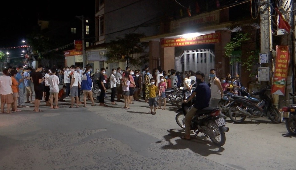 Người dân xã Mão Điền, huyện Thuận Thành được lấy mẫu xét nghiệm SARS-CoV-2 ngay trong đêm 7/5. (Ảnh: Thanh Thương/TTXVN)