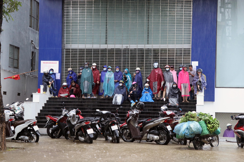 Ngập úng xảy ra tại nhiều tuyến phố khiến các phương tiện bị chết máy, không di chuyển được. (Ảnh: Hoàng Ngọc/TTXVN)