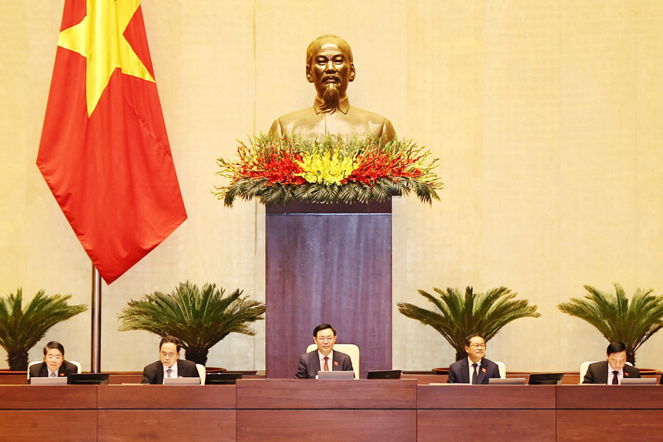 Chủ tịch Quốc hội Vương Đình Huệ điều hành phiên họp. (Ảnh: TTXVN)