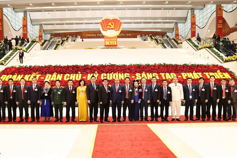 Ủy viên Bộ Chính trị, Thủ tướng Chính phủ Nguyễn Xuân Phúc chụp ảnh chung với các đại biểu. (Ảnh: TTXVN)