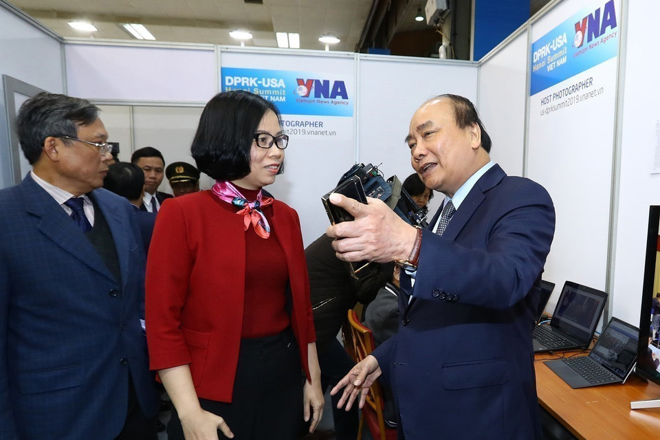 Thủ tướng Nguyễn Xuân Phúc kiểm tra khu vực tác nghiệp của Thông tấn xã Việt Nam tại Trung tâm Báo chí quốc tế trong việc đưa tin về Hội nghị Thượng đỉnh Mỹ-Triều Tiên lần thứ hai, ngày 24/2/2019. (Ảnh: Thống Nhất/TTXVN)