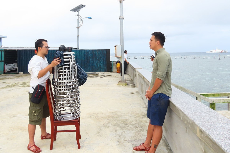Phóng viên Trần Thành Đạt, Ban biên tập Ảnh TTXVN và Nguyễn Anh Hiển, Ban biên tập tin Thế giới TTXVN tạo chân máy thực hiện dẫn hiện trường tại đảo Cô Lin, tháng 1/2021. (Ảnh: Nhân vật cung cấp)