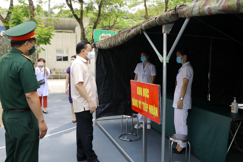 Bí thư Thành ủy Hà Nội Đinh Tiến Dũng kiểm tra Khu vực dự phòng cách ly y tế tại Trường Tiểu học Phú Thượng, phường Phú Thượng, quận Tây Hồ, Hà Nội. (Ảnh: Nguyễn Điệp/TTXVN)