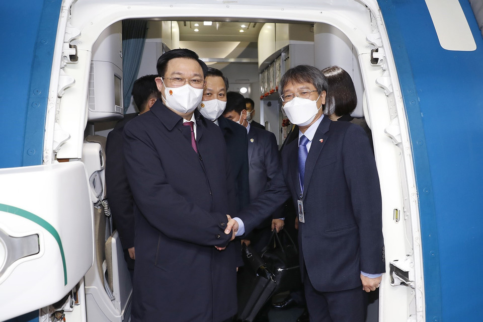 Đại sứ đặc mệnh toàn quyền Việt Nam tại Hàn Quốc Nguyễn Vũ Tùng đón Chủ tịch Quốc hội Vương Đình Huệ tại Sân bay quốc tế Incheon, thủ đô Seoul. (Ảnh: Doãn Tấn/TTXVN)