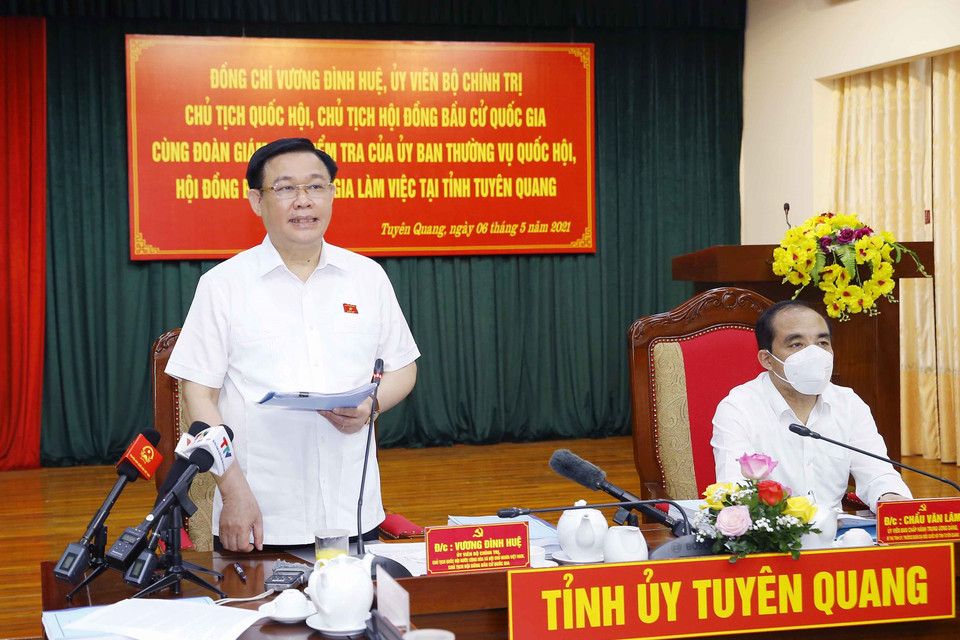 Chủ tịch Quốc hội Vương Đình Huệ phát biểu tại buổi làm việc với Ủy ban bầu cử tỉnh Tuyên Quang. (Ảnh: Doãn Tấn/TTXVN)