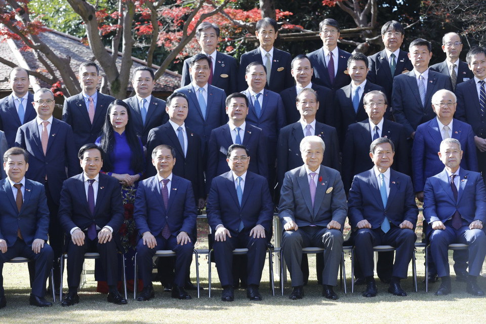 Thủ tướng Phạm Minh Chính và Ngài Fukuda Tomikazu, Thống đốc tỉnh Tochigi cùng các đại biểu chụp ảnh chung. (Ảnh: Dương Giang/TTXVN)