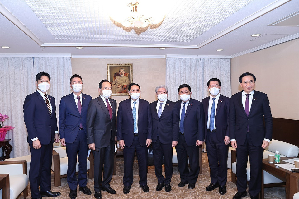 Thủ tướng Phạm Minh Chính chụp ảnh chung với ông Motoya Okada, Chủ tịch Hội đồng Quản trị Tập đoàn AEON và các đại biểu. (Ảnh: Dương Giang/TTXVN)