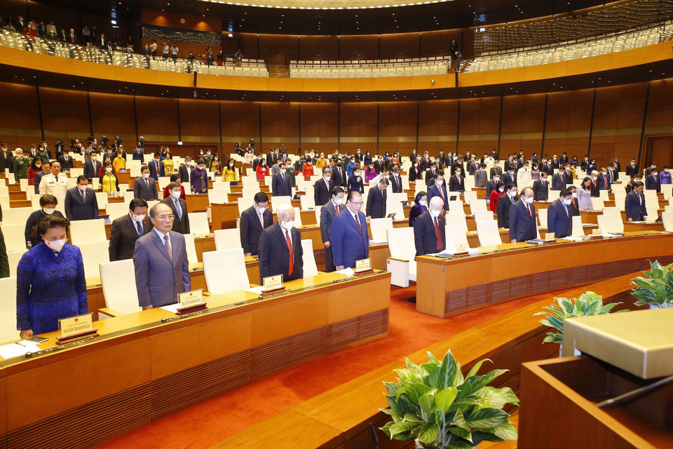 Các đại biểu Quốc hội mặc niệm đồng bào tử vong, cán bộ, chiến sỹ hy sinh do dịch COVID-19. (Ảnh: Doãn Tấn/TTXVN)