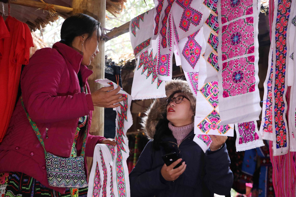 Du khách tham quan chợ phiên Sin Suối Hồ. (Ảnh: Nguyễn Oanh/TTXVN)