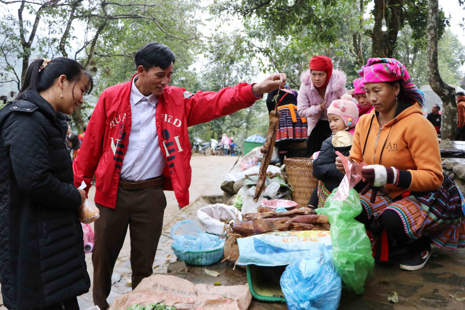 Ẩm thực đặc trưng của người Mông cũng được bán ở chợ phiên. (Ảnh: Nguyễn Oanh/TTXVN)