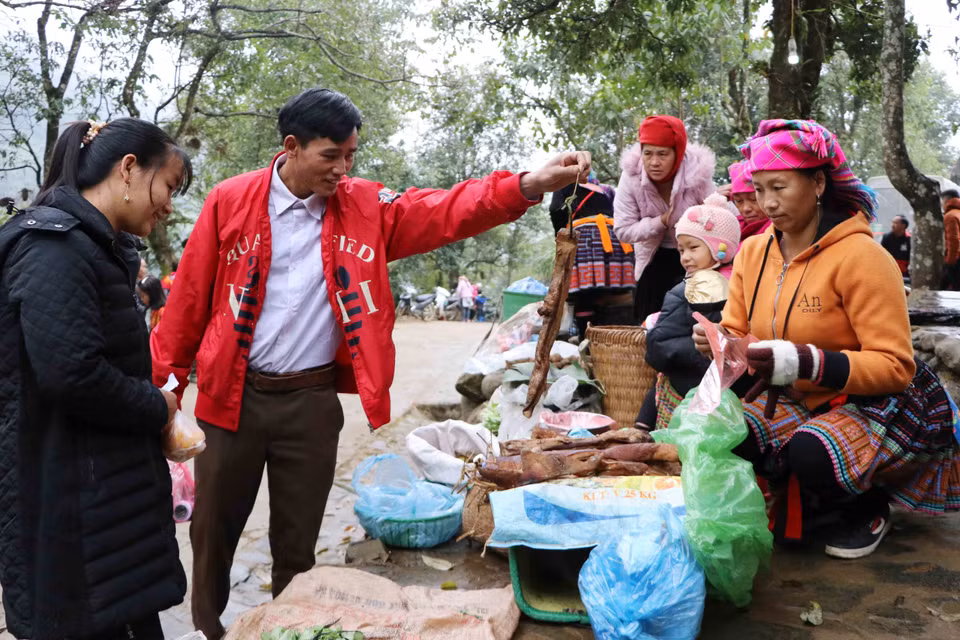 Ẩm thực đặc trưng của người Mông cũng được bán ở chợ phiên. (Ảnh: Nguyễn Oanh/TTXVN)