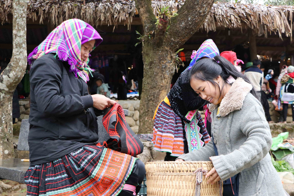 Chợ phiên Sin Suối Hồ là nét văn hóa độc đáo của đồng bào dân tộc Mông. (Ảnh: Nguyễn Oanh/TTXVN)