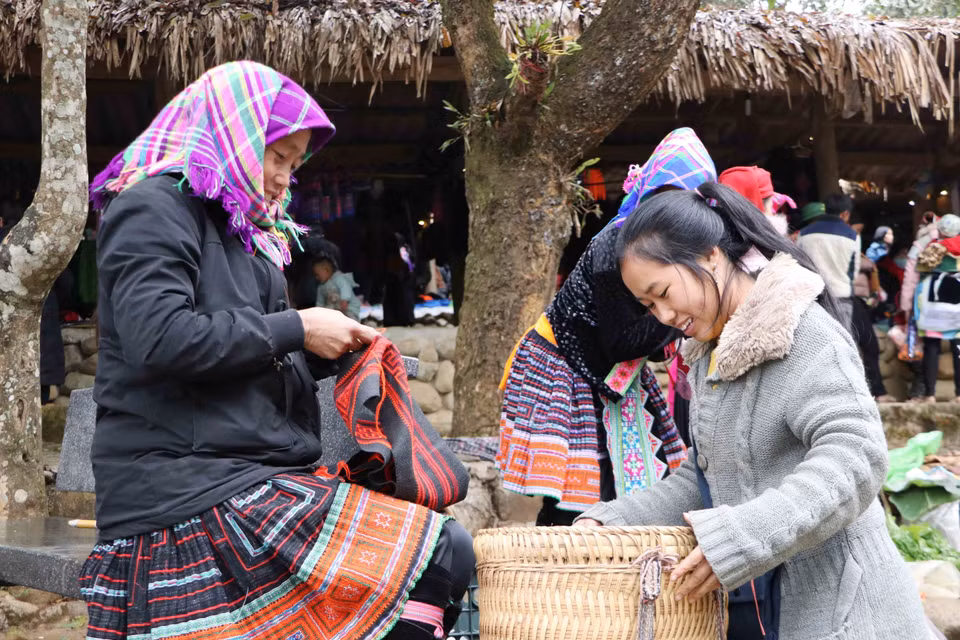 Chợ phiên Sin Suối Hồ là nét văn hóa độc đáo của đồng bào dân tộc Mông. (Ảnh: Nguyễn Oanh/TTXVN)