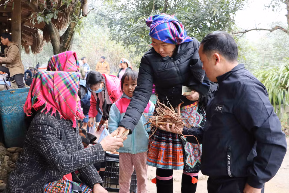 Cảnh mua bán nhộn nhịp, vui vẻ ở chợ phiên Sin Suối Hồ. (Ảnh: Nguyễn Oanh/TTXVN)