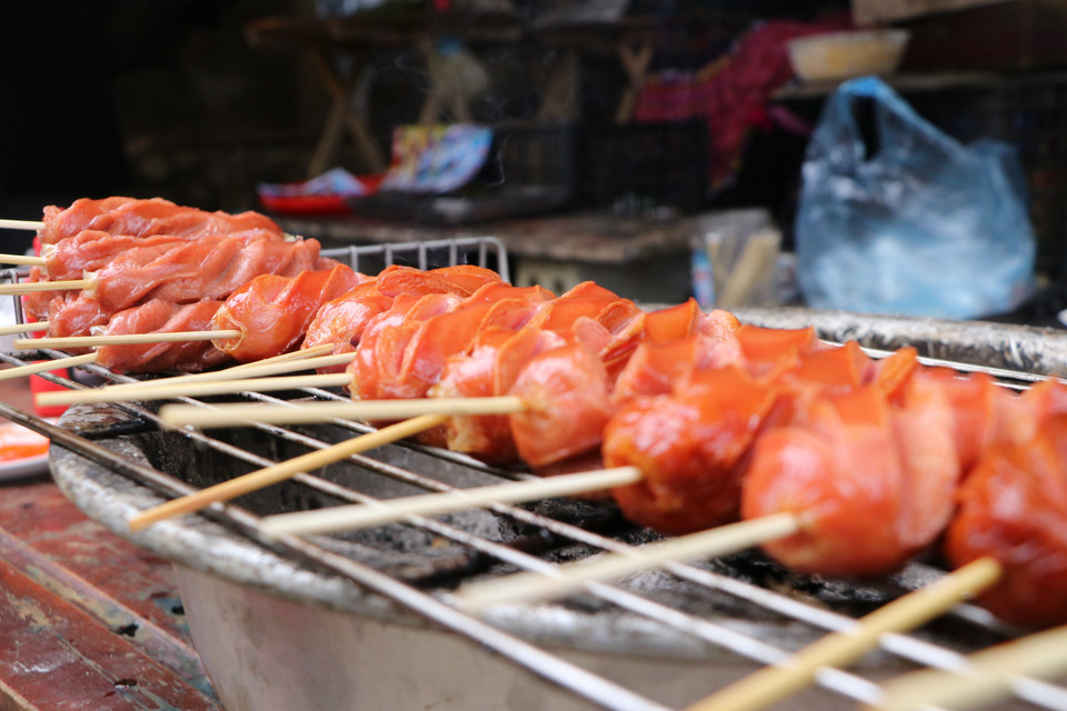 Thưởng thức ẩm thực vùng cao ngay tại chợ phiên. (Ảnh: Nguyễn Oanh/TTXVN)