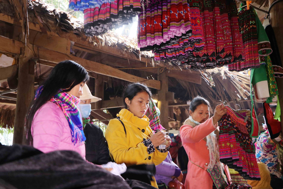 Chợ phiên Sin Suối Hồ là điểm văn hóa cộng đồng, một điểm đến hấp dẫn du khách. (Ảnh: Nguyễn Oanh/TTXVN)