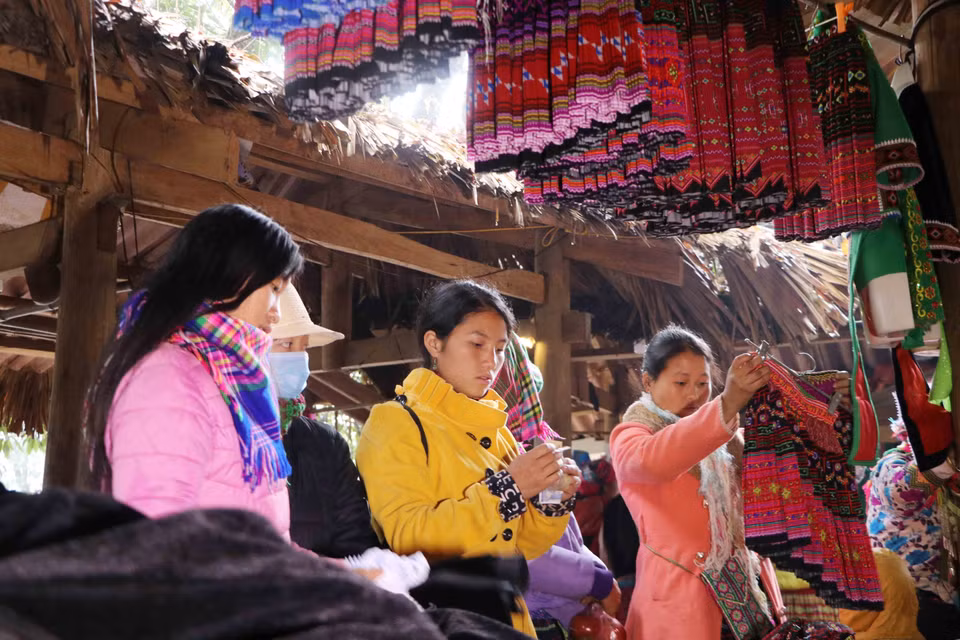 Chợ phiên Sin Suối Hồ là điểm văn hóa cộng đồng, một điểm đến hấp dẫn du khách. (Ảnh: Nguyễn Oanh/TTXVN)