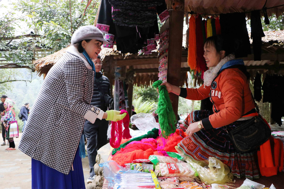 Du khách tham quan chợ phiên Sin Suối Hồ. (Ảnh: Nguyễn Oanh/TTXVN)