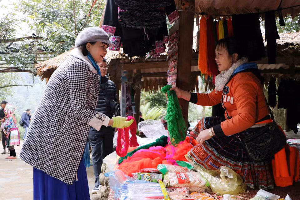 Du khách tham quan chợ phiên Sin Suối Hồ. (Ảnh: Nguyễn Oanh/TTXVN)