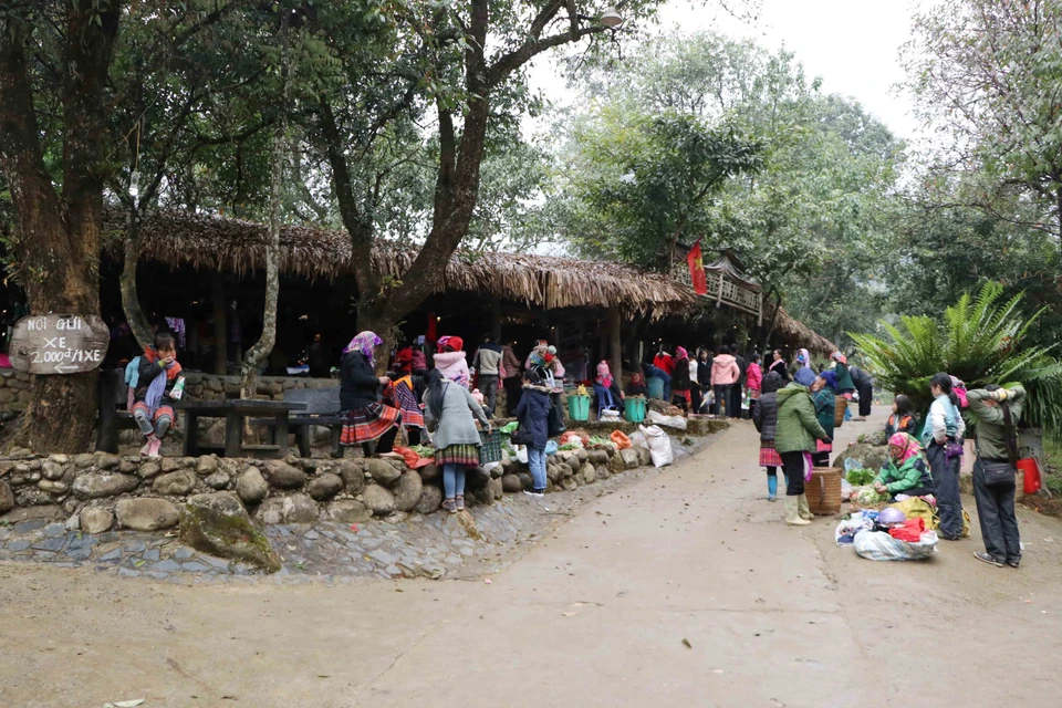 Chợ phiên Sin Suối Hồ, huyện Phong Thổ (Lai Châu) họp vào thứ 7 hàng tuần, năm nay đúng ngày 2 Tết Nguyên đán Tân Sửu. (Ảnh: Nguyễn Oanh/TTXVN)