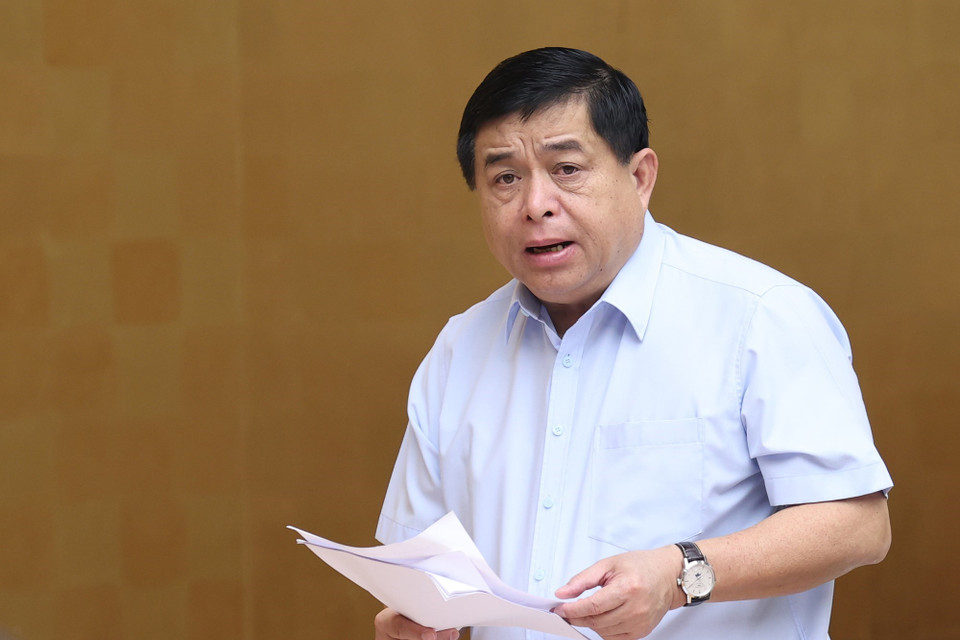 Bộ trưởng Bộ Kế hoạch và Đầu tư Nguyễn Chí Dũng báo cáo tình hình 9 tháng qua và các giải pháp đẩy nhanh tiến độ giải ngân vốn đầu tư công những tháng cuối năm 2021. (Ảnh: Dương Giang/TTXVN)