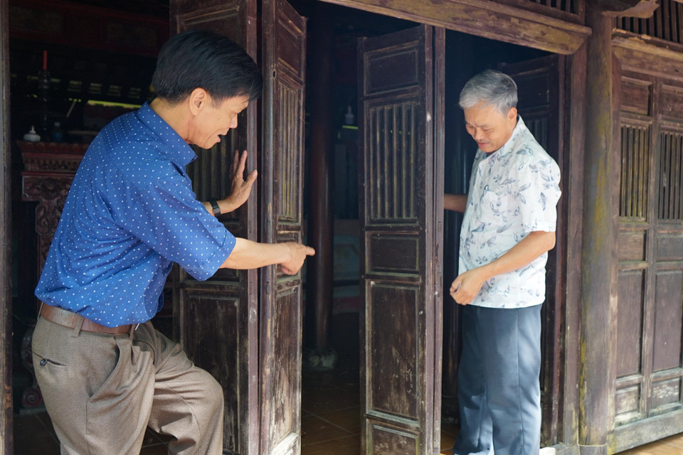 Toàn bộ cánh cửa của các ngôi nhà rường cổ là cửa bản khóa được đóng mở như một cuốn sách. (Ảnh: Thanh Thủy/TTXVN)