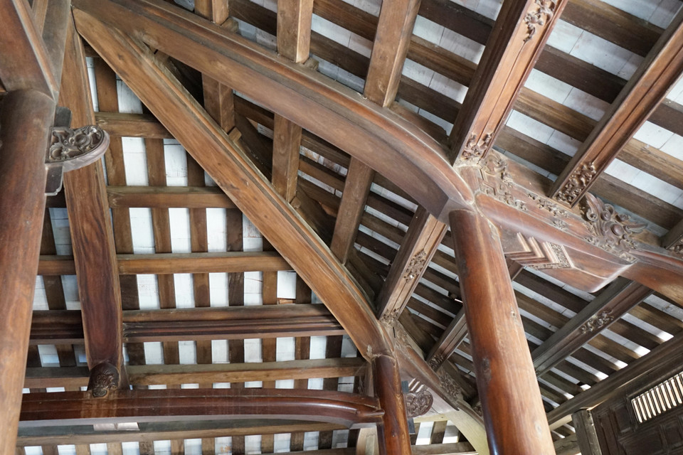 Hệ thống cột kèo của nhà rường cổ được chạm khắc công phu. (Ảnh: Thanh Thủy/TTXVN)