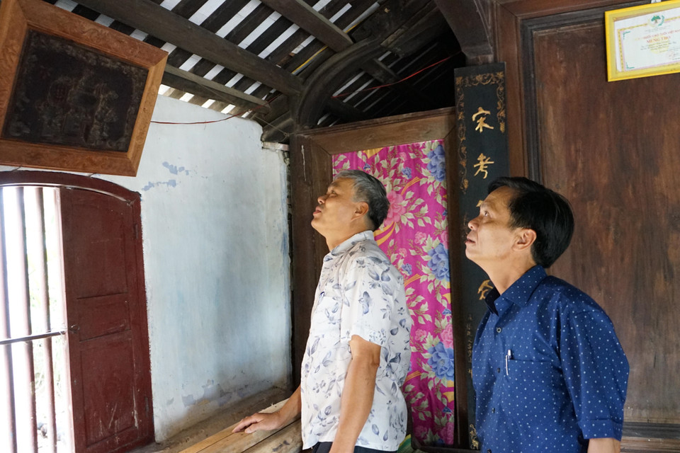 Một bức tranh cổ có niên đại hơn 100 năm tuổi được người dân giữ gìn đến nay. (Ảnh: Thanh Thủy/TTXVN)