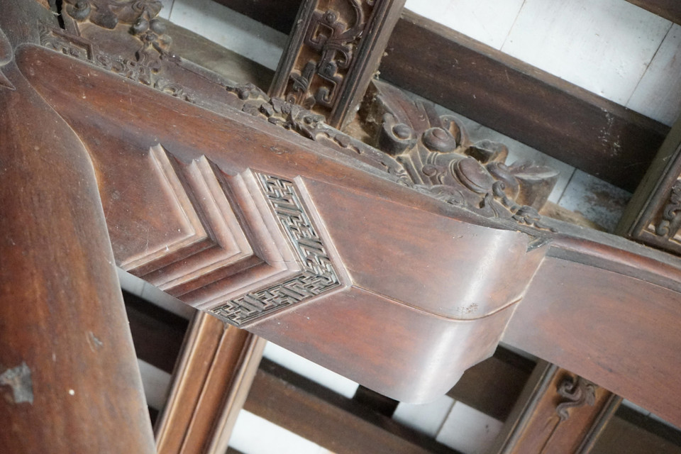 Hệ thống cột kèo của nhà rường cổ được chạm khắc công phu. (Ảnh: Thanh Thủy/TTXVN)