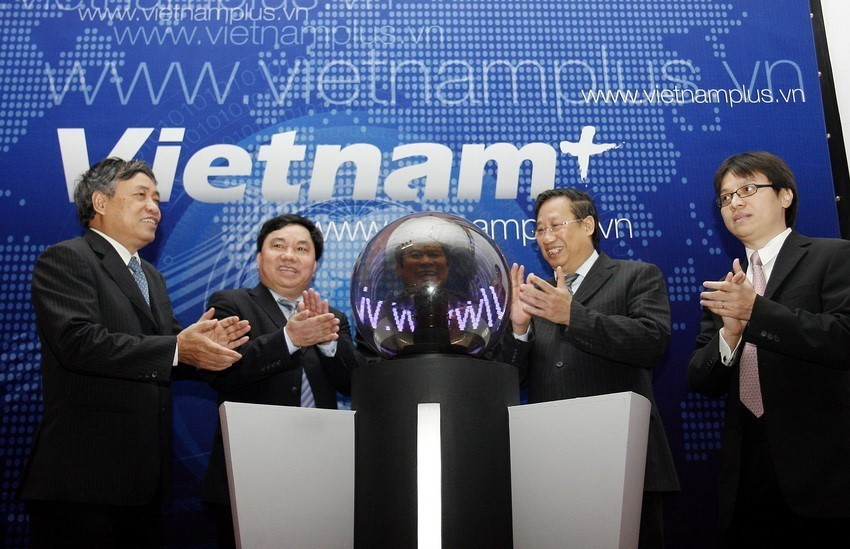 Phó Thủ tướng kiêm Bộ trưởng Ngoại giao Phạm Gia Khiêm cùng đại diện Bộ Thông tin-Truyền thông và lãnh đạo TTXVN ấn nút điện khai trương Báo điện tử Vietnamplus năm 2008. (Ảnh: Tùng Lâm/TTXVN)