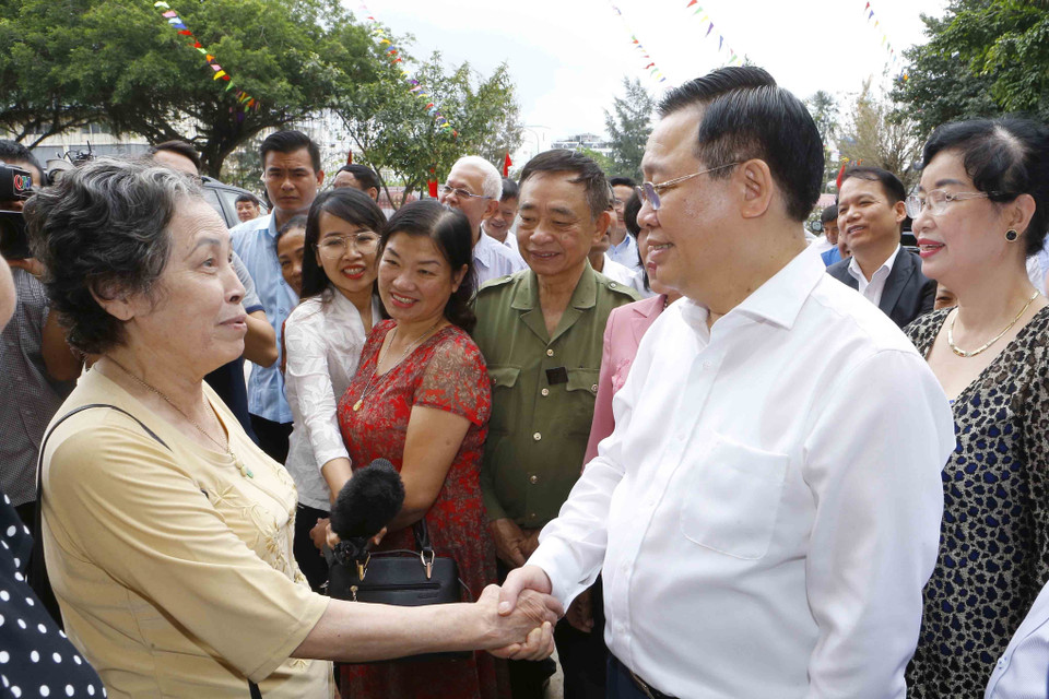 Chủ tịch Quốc hội Vương Đình Huệ với cử tri tại khu vực bỏ phiếu số 1, khu phố 2B, phường Hồng Hải, thành phố Hạ Long, tỉnh Quảng Ninh. (Ảnh: Doãn Tấn/TTXVN)