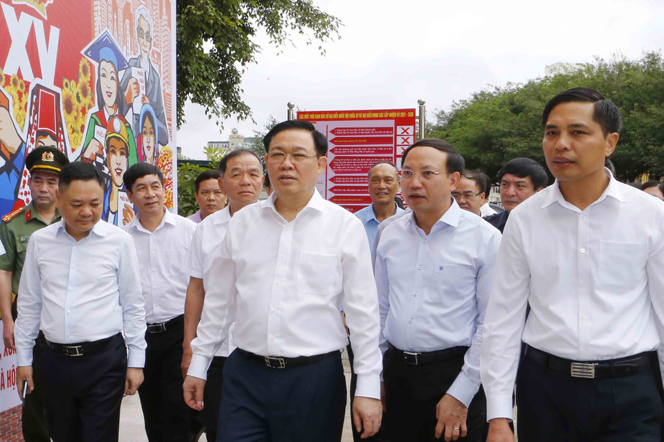 Chủ tịch Quốc hội Vương Đình Huệ kiểm tra công tác bầu cử tại khu vực bỏ phiếu số 1, khu phố 2B, phường Hồng Hải, thành phố Hạ Long, tỉnh Quảng Ninh. (Ảnh: Doãn Tấn/TTXVN)