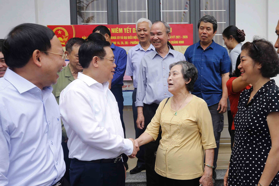 Chủ tịch Quốc hội Vương Đình Huệ với cử tri tại khu vực bỏ phiếu số 1, khu phố 2B, phường Hồng Hải, thành phố Hạ Long, tỉnh Quảng Ninh. (Ảnh: Doãn Tấn/TTXVN)