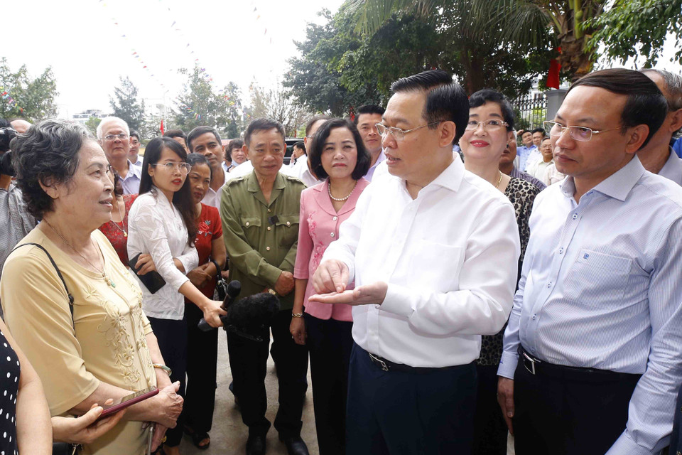 Chủ tịch Quốc hội Vương Đình Huệ với cử tri tại khu vực bỏ phiếu số 1, khu phố 2B, phường Hồng Hải, thành phố Hạ Long, tỉnh Quảng Ninh. (Ảnh: Doãn Tấn/TTXVN)