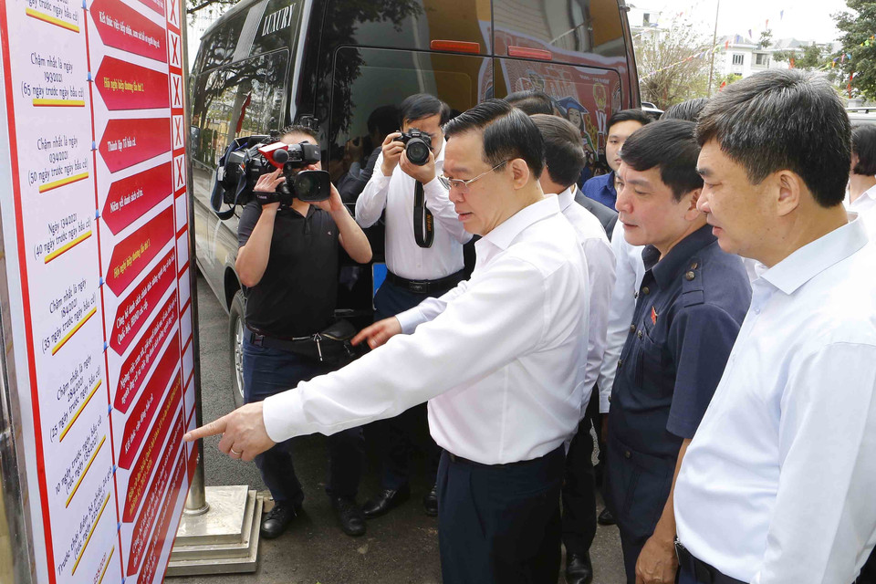 Chủ tịch Quốc hội Vương Đình Huệ kiểm tra công tác bầu cử tại khu vực bỏ phiếu số 1, khu phố 2B, phường Hồng Hải, thành phố Hạ Long, tỉnh Quảng Ninh. (Ảnh: Doãn Tấn/TTXVN)